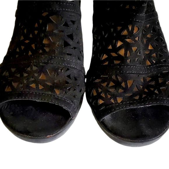 Seychelles Black Suede Bootie sandals. Velcro side closure. Chunky - Picture 4 of 10